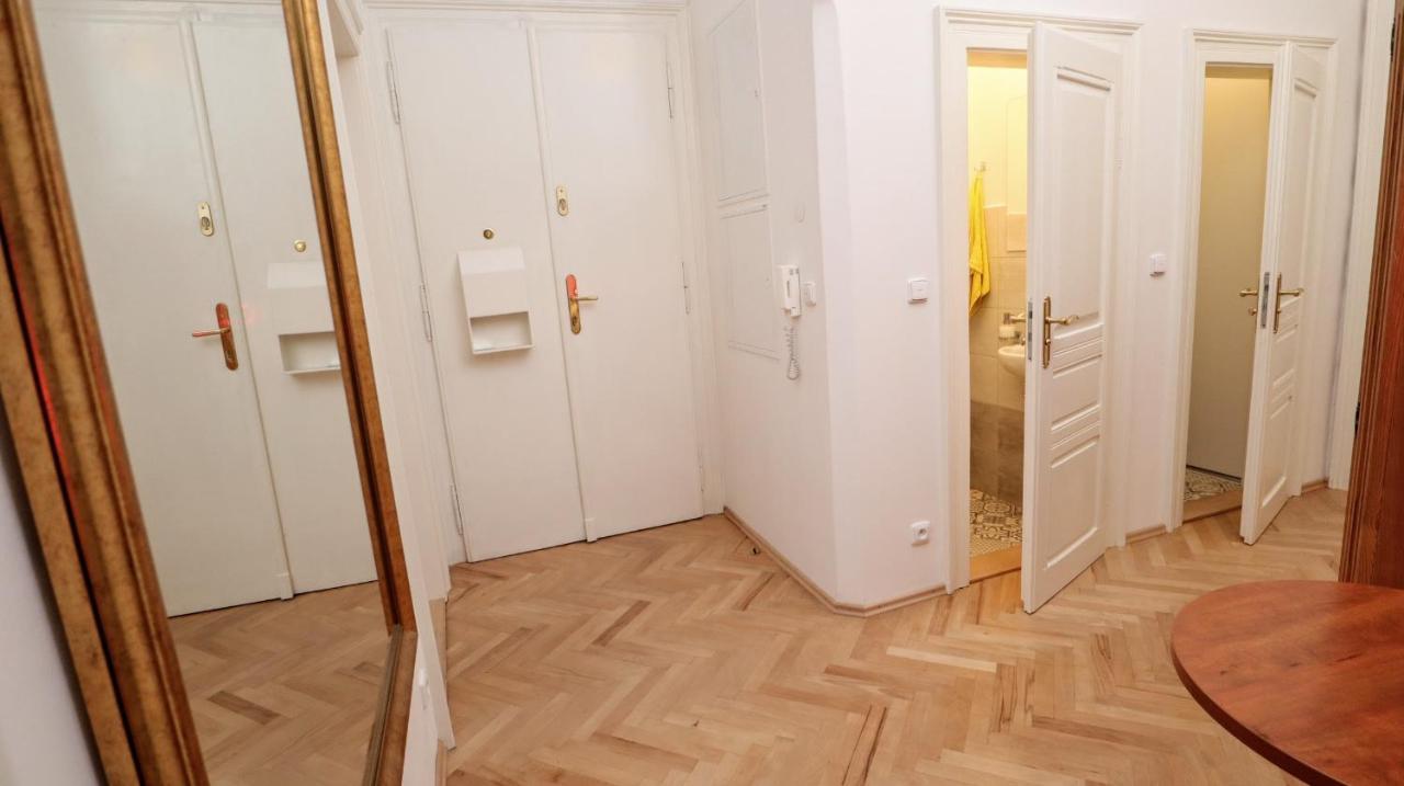 Room & Parking Assistance Prag Eksteriør billede