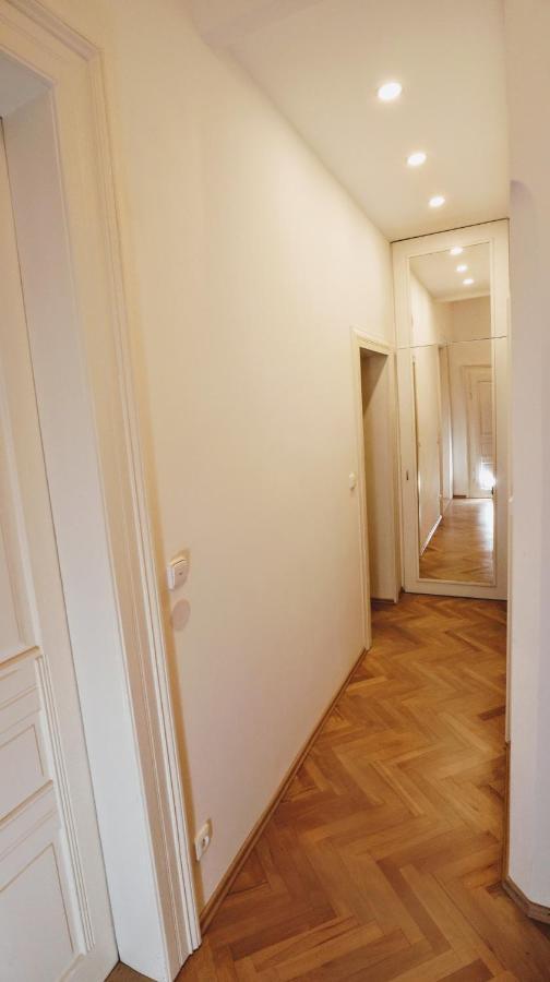 Room & Parking Assistance Prag Eksteriør billede